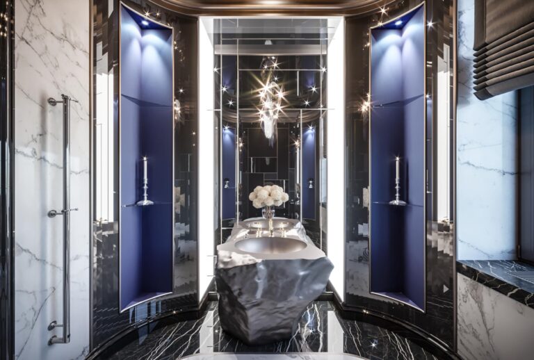 Интерьер санузла с дизайнерской серебряной раковиной