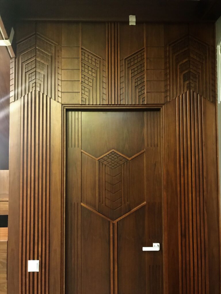 Декорирование двери и дверного проема рельефной резьбой