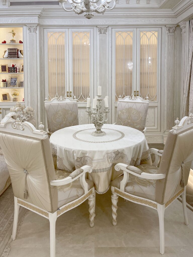 Оформление столовой зоны в гостиной комнате