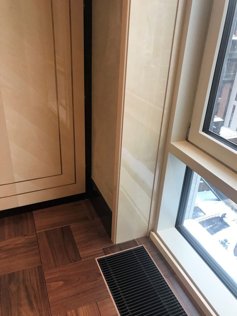 Панорамное окно с белыми глянцевыми рамами