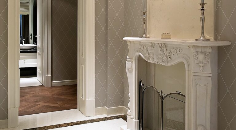 Интерьер холла с белым классическим каминным порталом