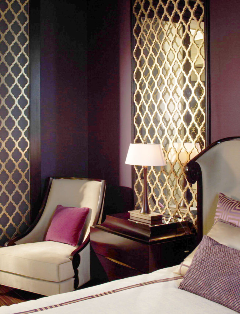 Спальня цвета мокко с зеркалом в ажурной позолоченной накладке