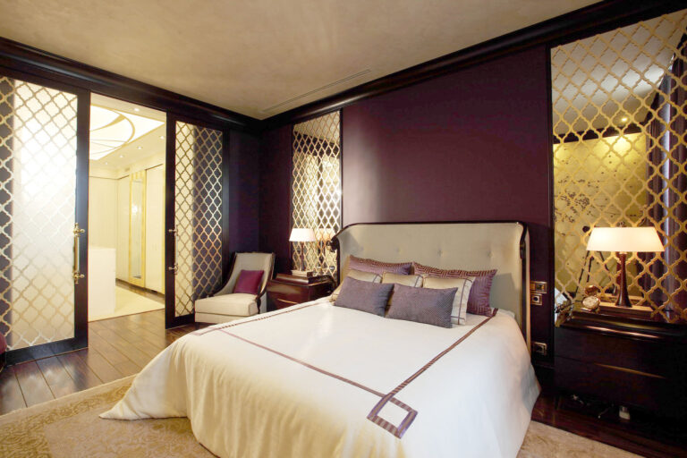 Интерьер спальни с декорированными дверями-купе