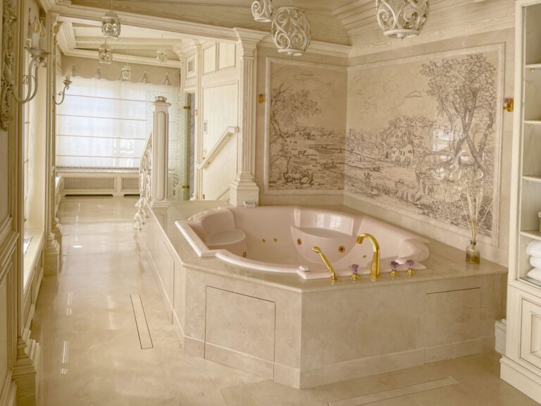 Джакузи в дизайне аристократической ванной
