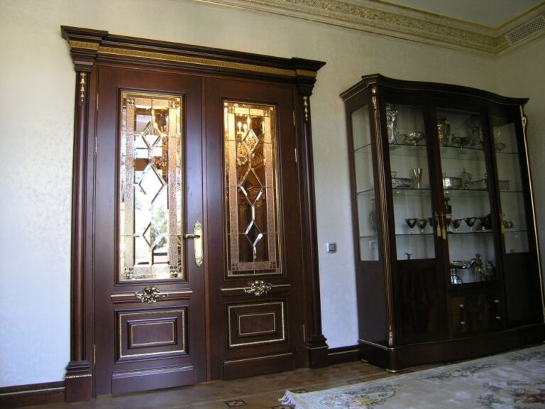 Фото ремонта коттеджа с мебелью и дверьми из темного дерева