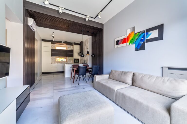 Светло-серая гостиная с диваном льняного оттенка