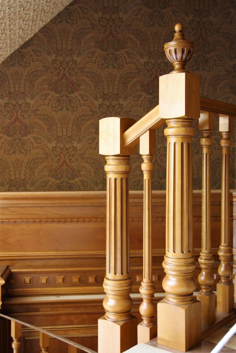 Декорирование винтовой лестницы балясинами с каннелюрами