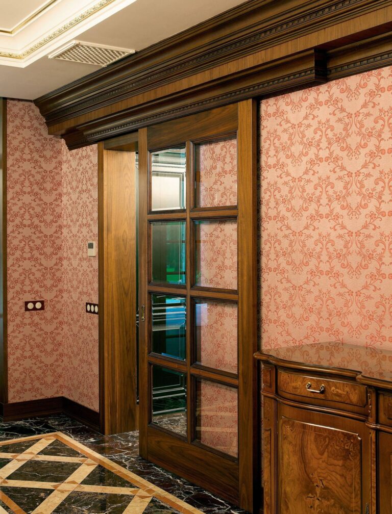 Розово-красные обои в классическом интерьере холла