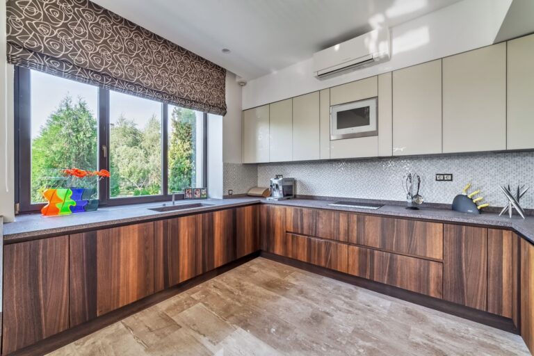 Кухня с деревянными фасадами темно-орехового оттенка