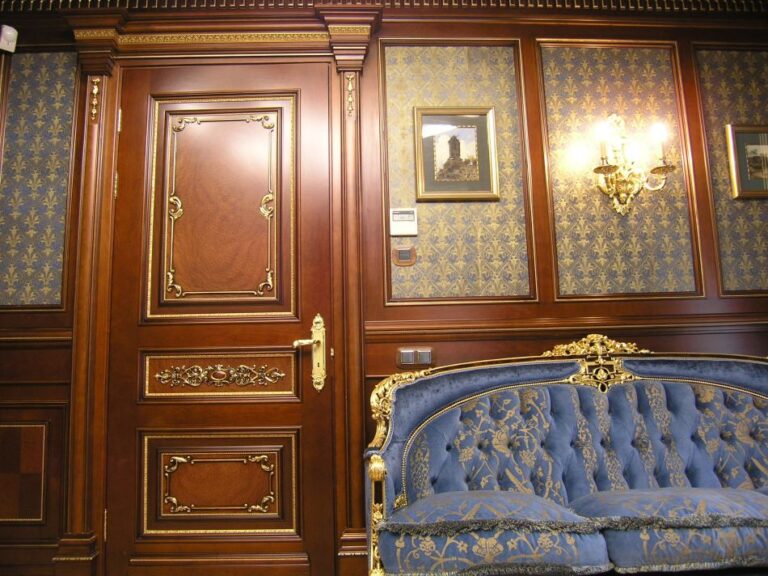 Стены с золотистым орнаментом обоев в готовом ремонте гостиной