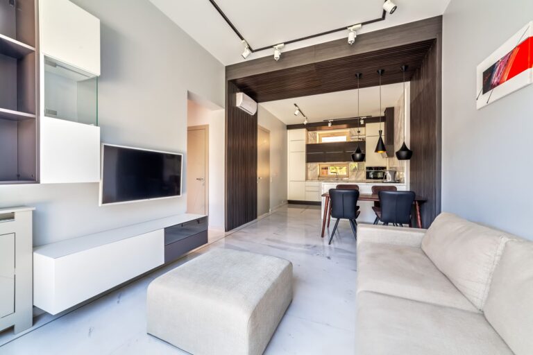 Гостиная, обеденная зона и кухня в дизайн-проекте 1 этажа