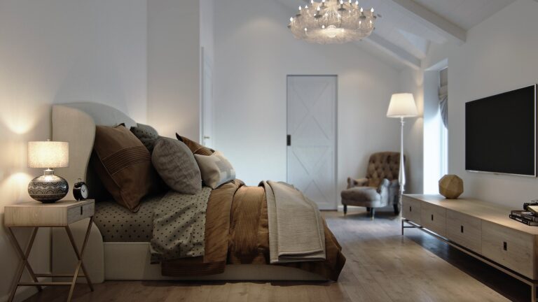 Спальня в мансарде в отделке натуральной древесиной орехового оттенка