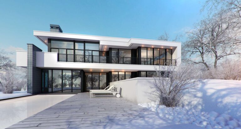 Белый с серым фасад особняка с длинными колоннами, балконом и панорамными окнами