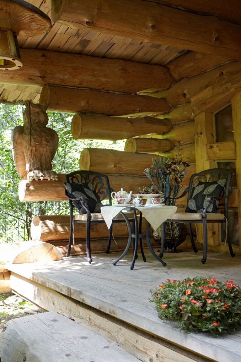 Открытая терраса дома с кованной мебелью