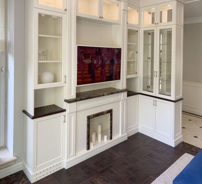 Гостиная с белом мебелью и деревянной отделкой