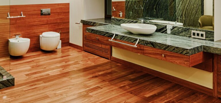 Санузел в отделке палисандром и зеленым мрамором