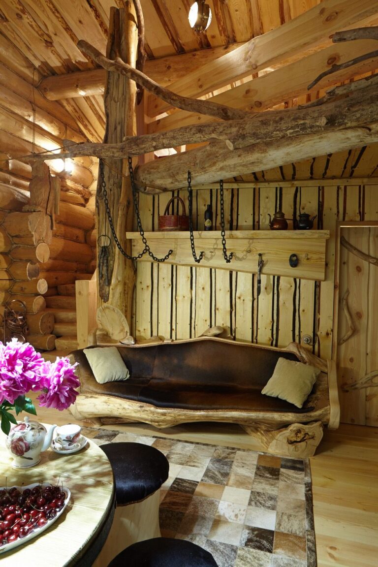 Интерьер гостиной с натуральной отделкой