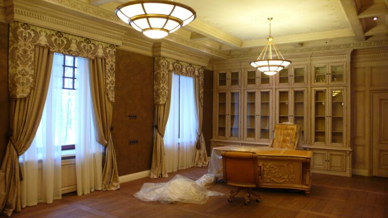 Кабинет после ремонта с резным рабочим столом