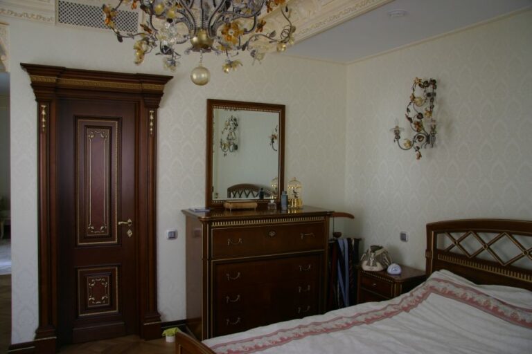 Темная мебель в светлой спальне после ремонта