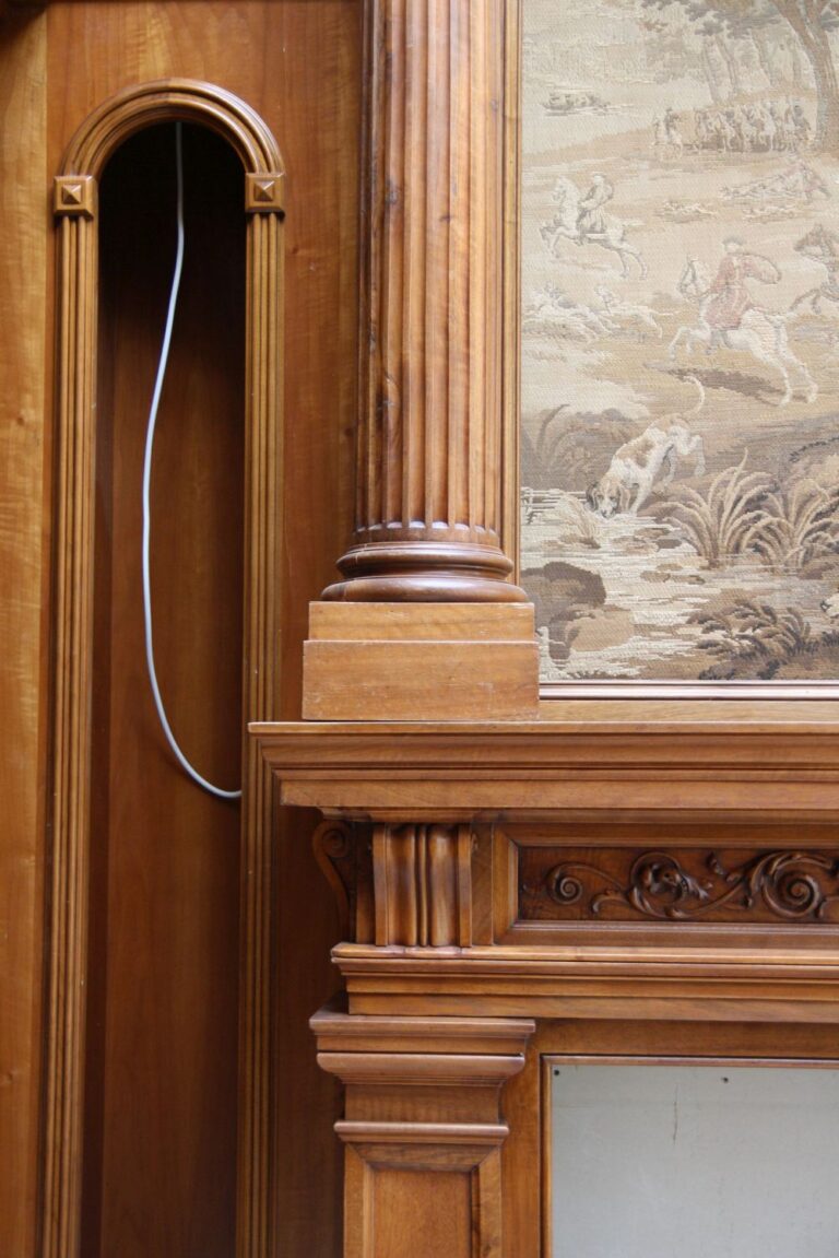 Крупное фото резного декора камина в готовом ремонте