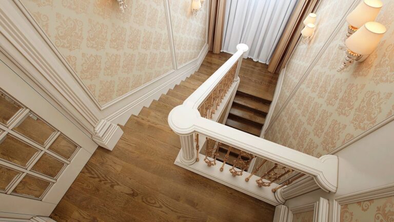 Деревянная лестница с балясинами под золото