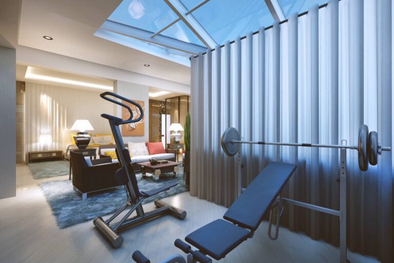 Светлый дизайн комнаты для тренажеров с окном в потолке