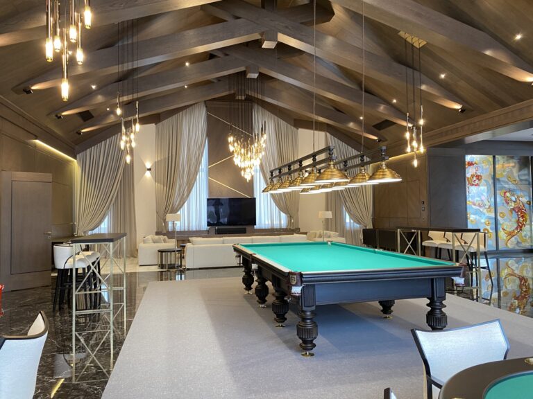 Дом с деревянной отделкой бильярдной комнаты