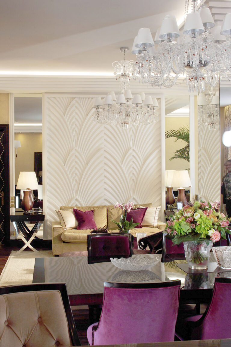 Дизайн гостиной и кухни с фигурными хрустальными люстрами