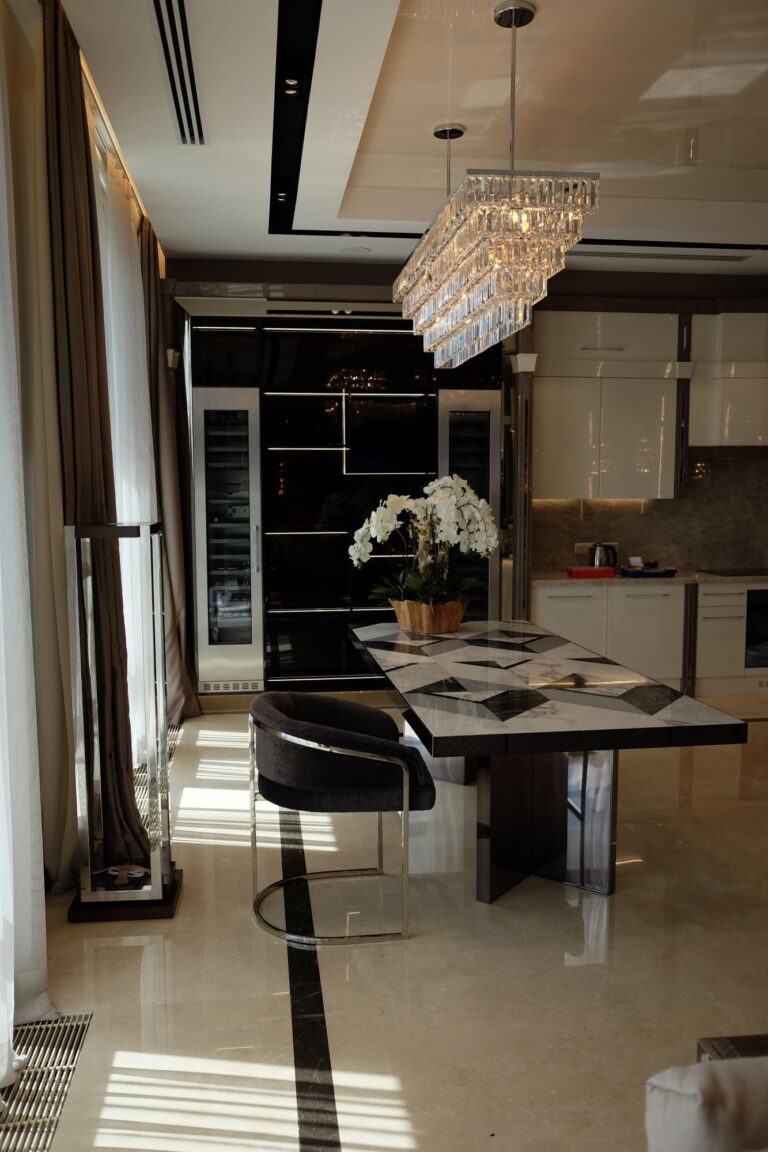 Интерьер кухни со шкафом с глухими и застекленными дверками