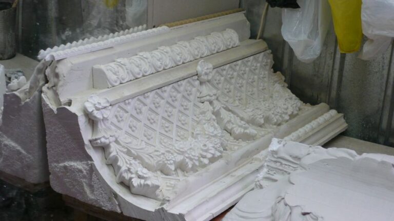 Процесс ремонта коттеджа с цветами на лепном фризе