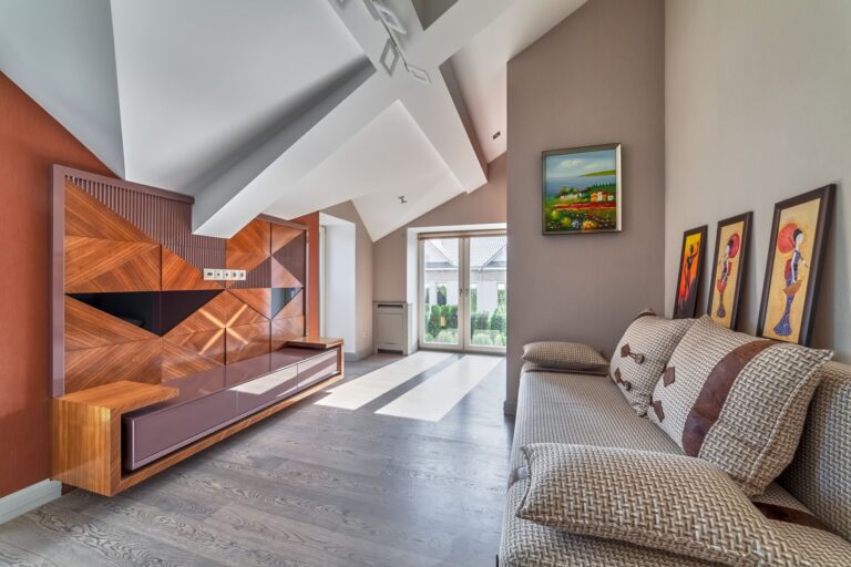 Спальня со сложным наклонным потолком