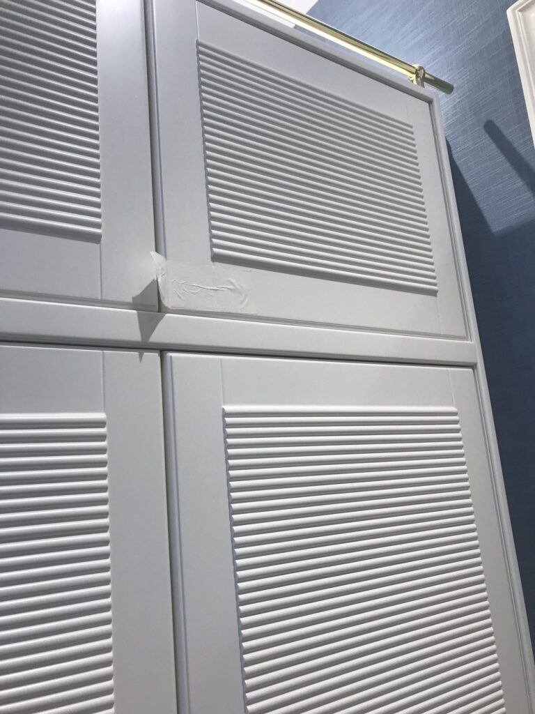 Встроенные шкафы с рифлеными белыми дверками