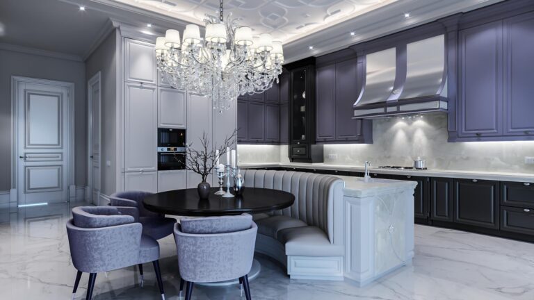 Дизайн белой кухни с лиловыми и черными шкафами