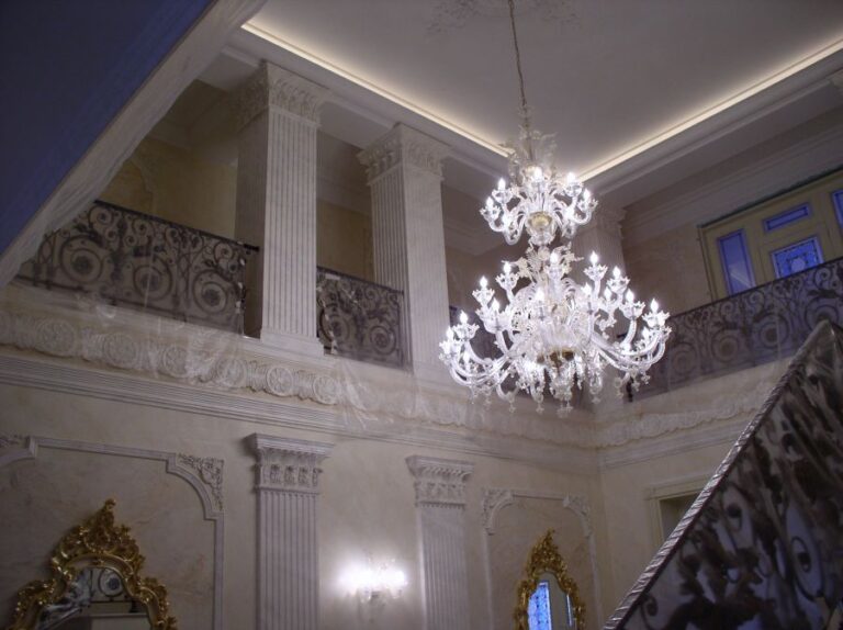 Готовый ремонт дома с классической лепниной