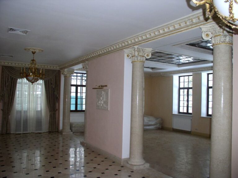 Готовый ремонт гостиной с классическими колоннами