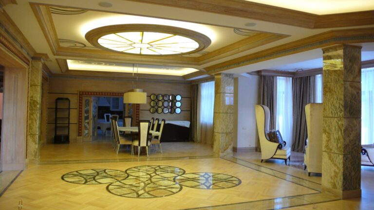 Стильный ремонт дома с инкрустированным паркетом