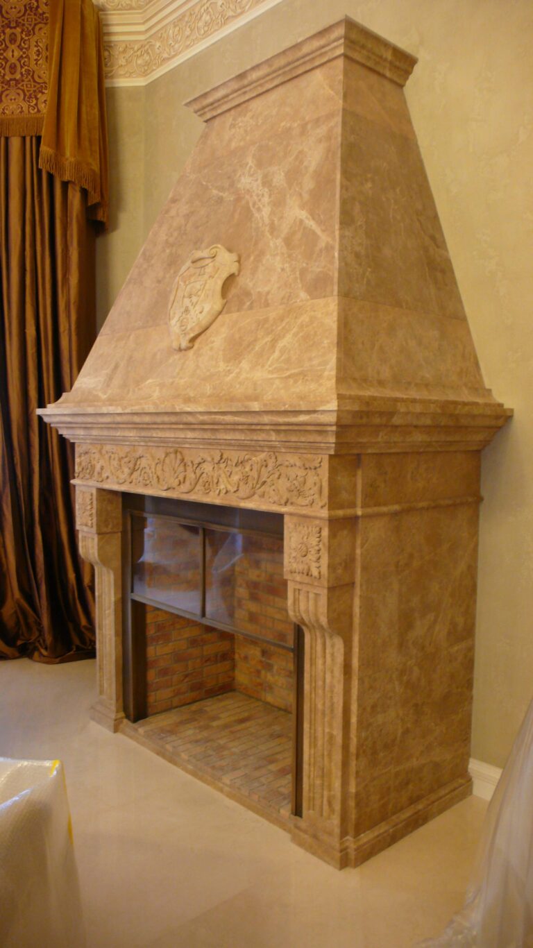 Готовый каминный портал в доме, изготовленный из натурального камня