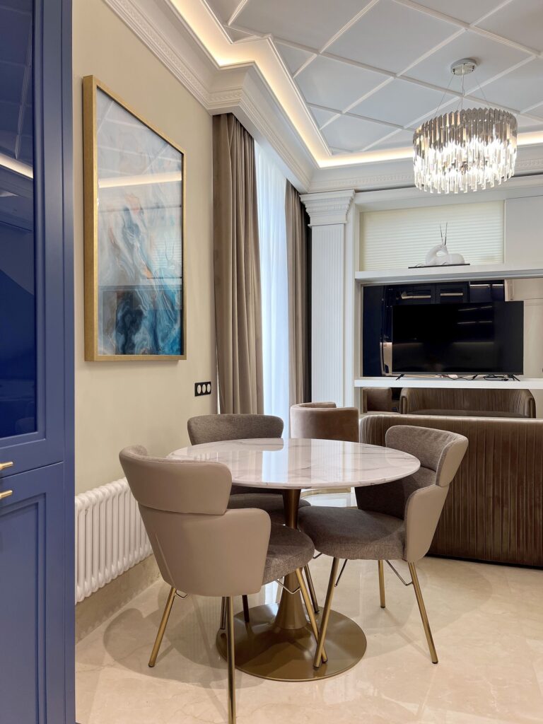 Дизайн гостиной-столовой с отделкой деревом