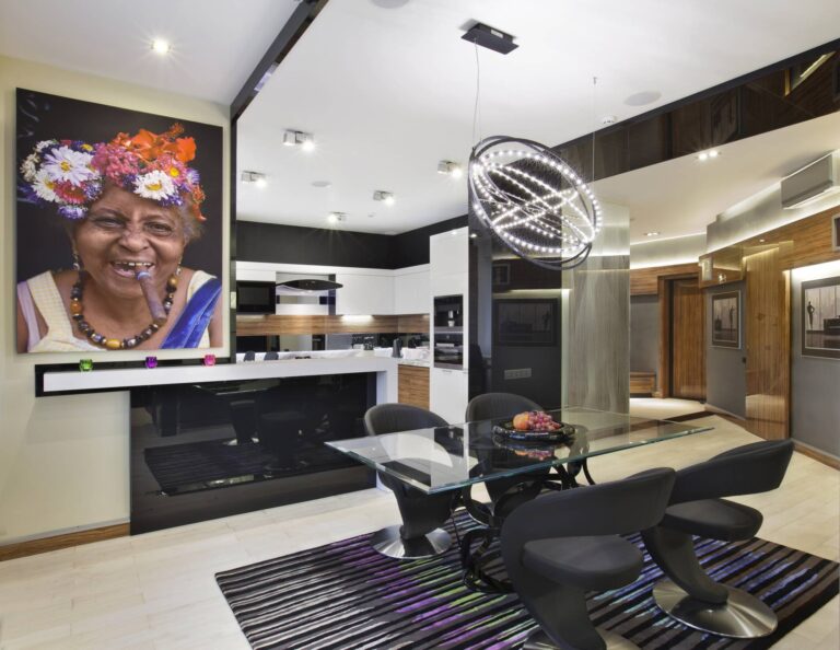 Дизайн столовой с оригинальной светодиодной люстрой