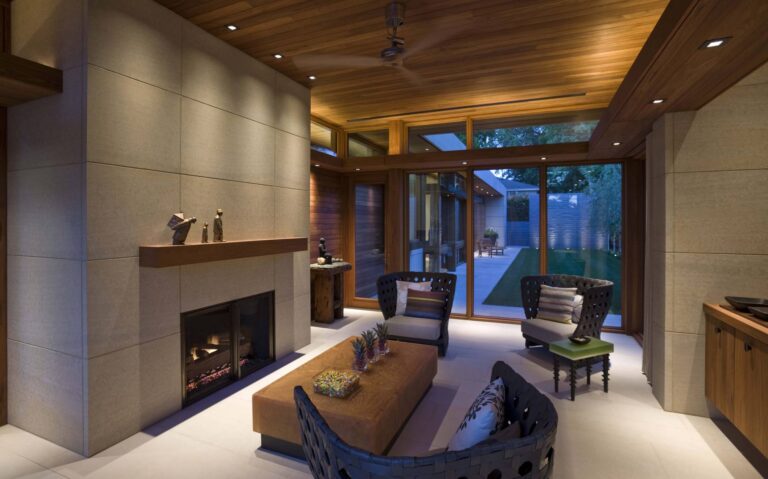 Спокойный дизайн гостиной со встроенным камином