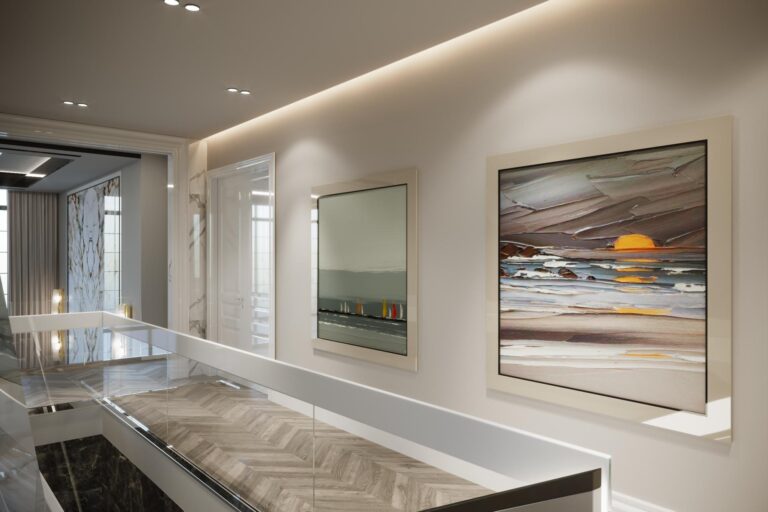 Большие картины в интерьере бежевого коридора