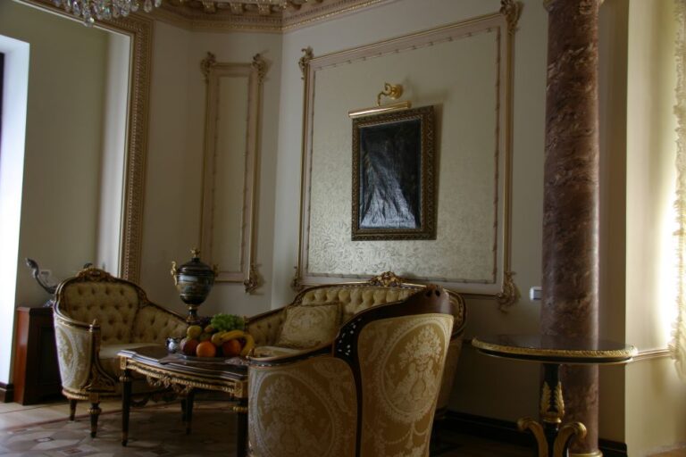 Темные колонны в классической гостиной после ремонта