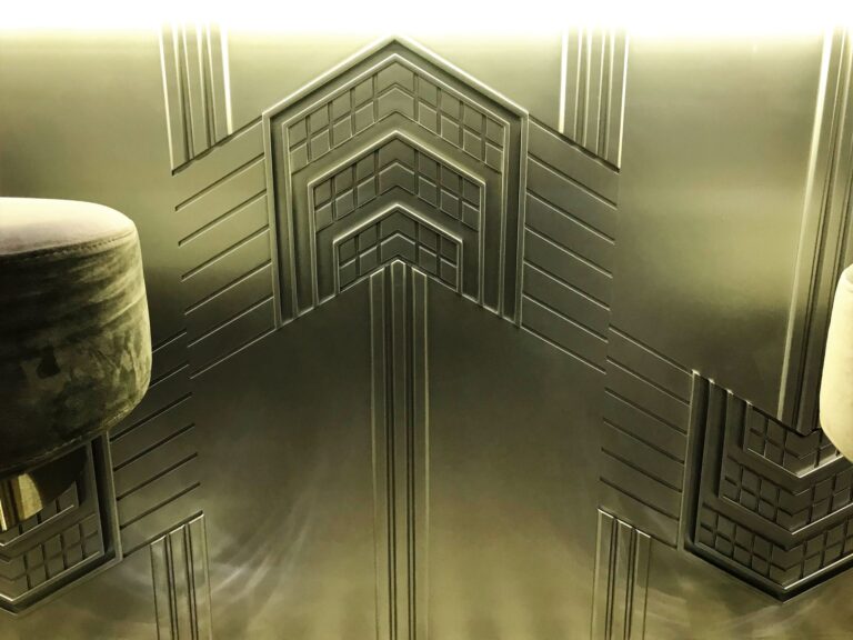 Отделка барной стойки серебристой панелью с рельефным орнаментом