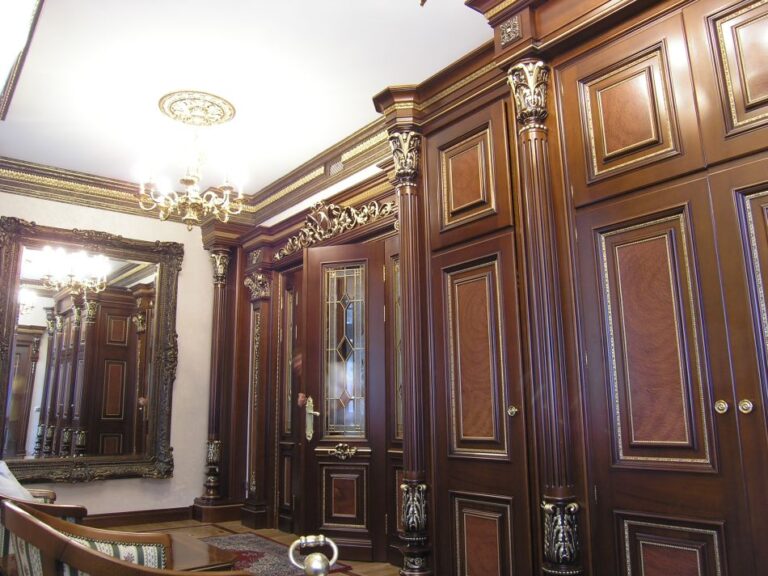 Фото ремонта особняка с эффектным зеркалом на стене