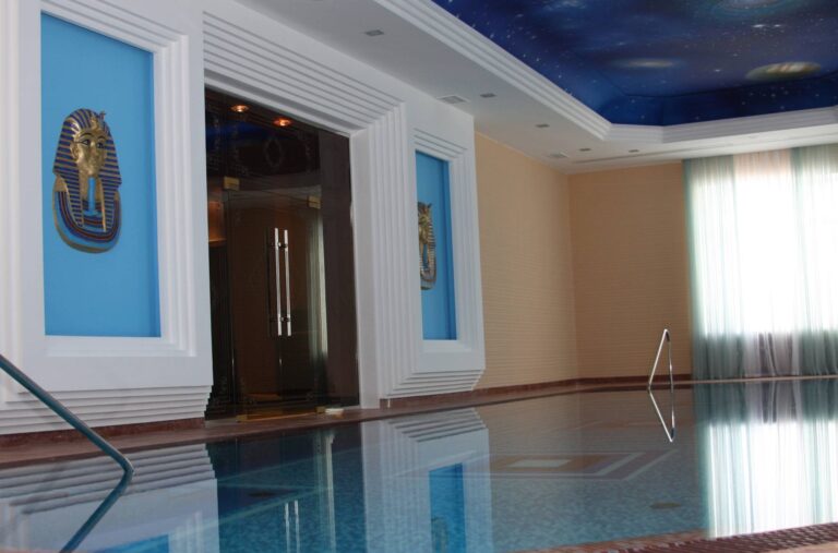 Звездное небо в дизайне бассейна после ремонта