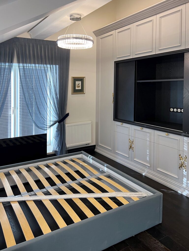 Дизайн спальни с мебелью из дерева