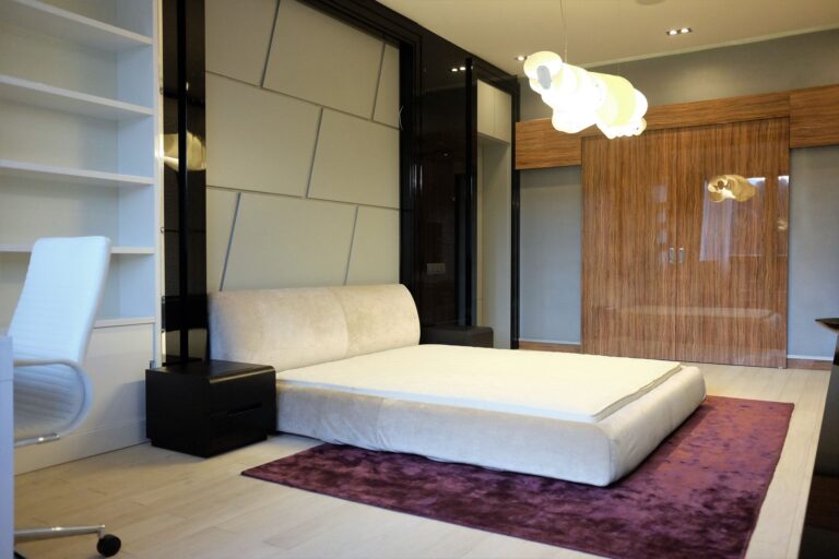 Двери-купе в реальном интерьере спальни