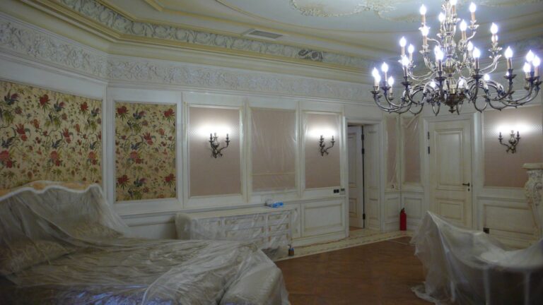 Готовый ремонт гостиной с насыщенными обоями на стенах