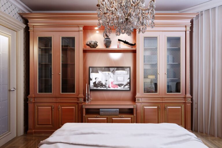 Классический интерьер спальни с большим книжным шкафом