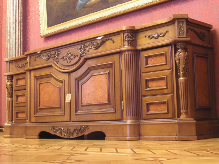 Фото комнаты загородного дома с эффектным комодом